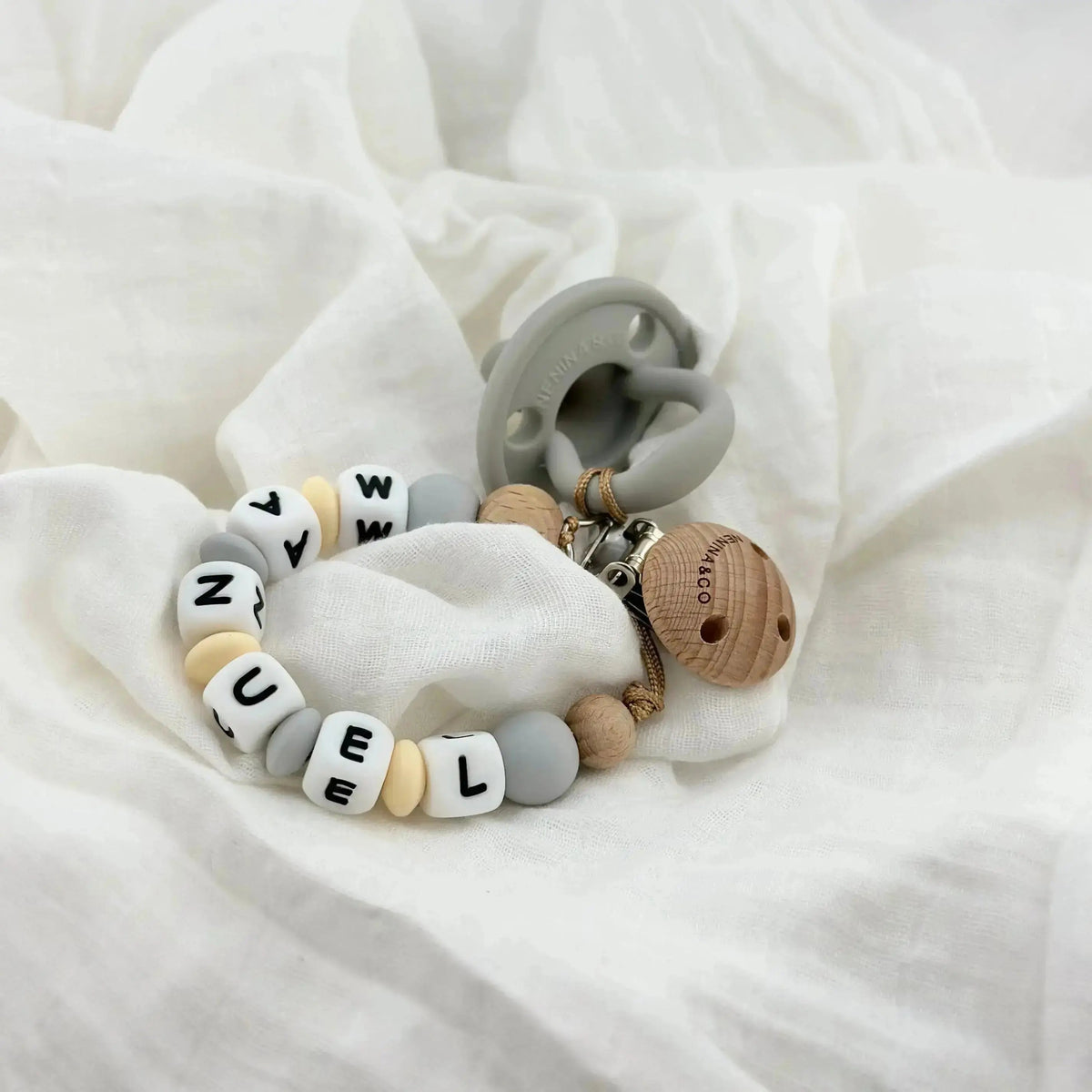 Kit Chupete Clásico Gris de Silicona + Chupetero Personalizado, Guardachupetes y Biberón Maternal | Nenina & Co 